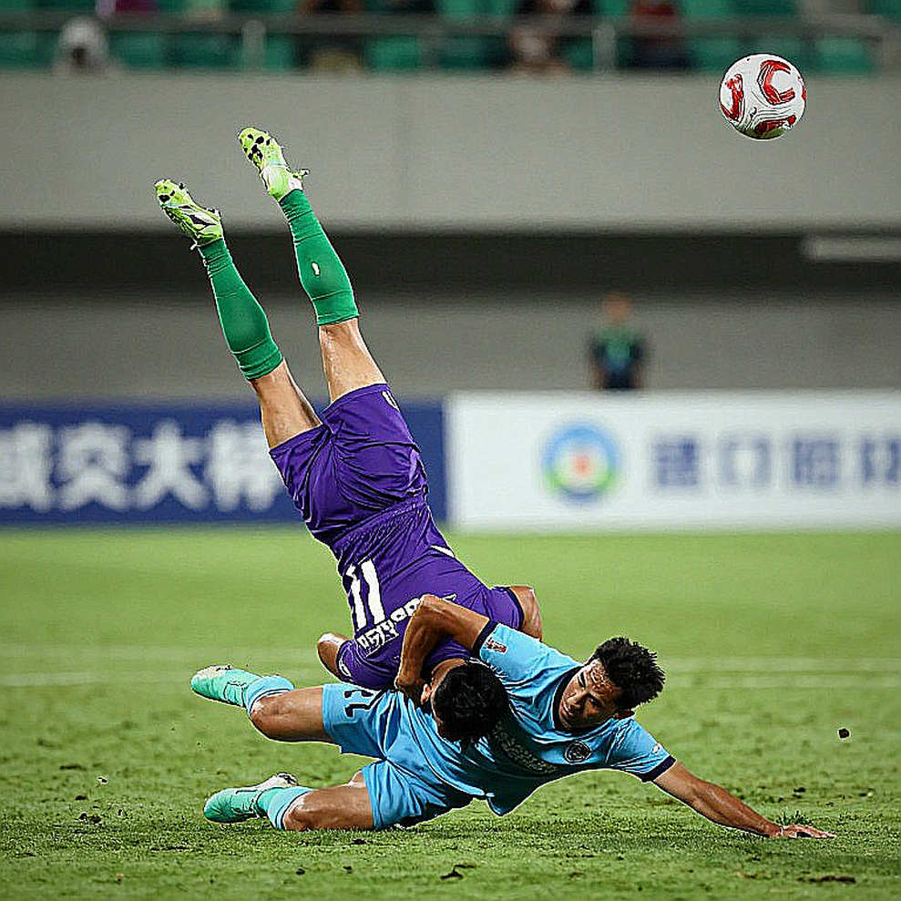 Từ cú chỏ của Lê Văn Sơn tới chiếc thẻ vàng bị bỏ sót: V-League đang mất kỷ cương ở đâu?