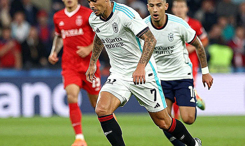 Giữa tiếng ồn kỳ chuyển nhượng: Bộ lọc nào cho người hâm mộ bóng đá?