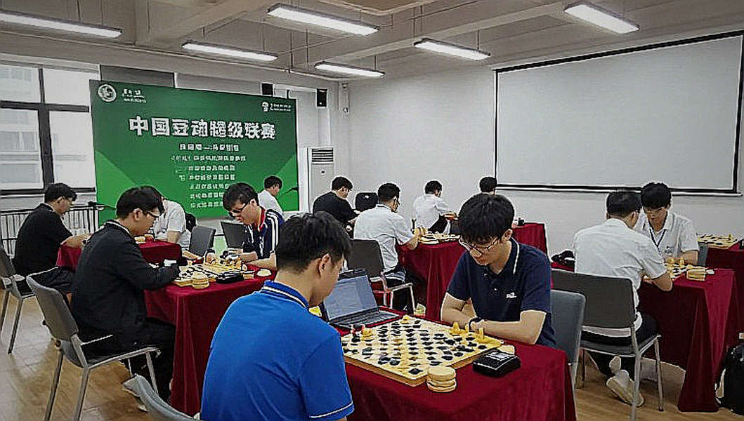 Samarkand trên tiêu đề, ChessBase trong thân bài: mười bốn điểm dữ liệu và một khoảng trống